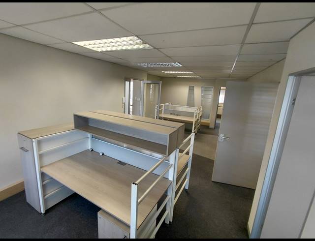 104M² OFFICE TO LET IN FOURWAYS